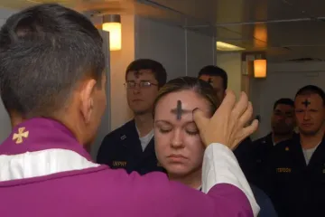 Membros da marinha dos EUA recebem as cinzas na testa