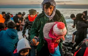 Migrantes chegam à ilha grega de Lesbos depois de atravessarem em bote o Mar Egeu vindos da Turquia, em março de 2020.