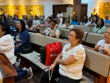 Fiéis rezam mil Ave-Marias