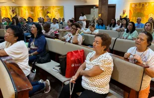 Fiéis rezam mil Ave-Marias