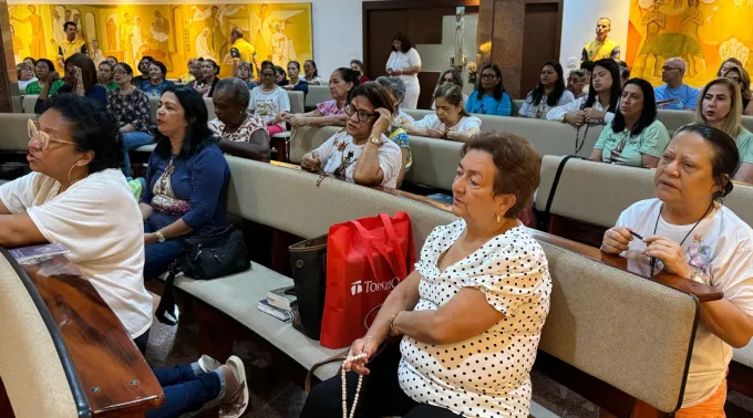 fiéis rezam mil Ave-Marias