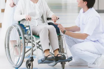 Pessoa ajuda mulher doente