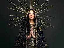 Maria Gabriela Lacerda desfila Miss Universo 2025 vestida de Nossa Senhora Aparecida