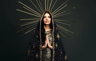 Maria Gabriela Lacerda desfila Miss Universo 2025 vestida de Nossa Senhora Aparecida