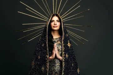 Maria Gabriela Lacerda desfila Miss Universo 2025 vestida de Nossa Senhora Aparecida