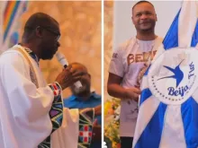 Frei Athaylton Jorge Monteiro Belo, OFM, canta samba-enredo da Beija-Flor em missa em Nilópolis (RJ).