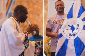 Frei Athaylton Jorge Monteiro Belo, OFM, canta samba-enredo da Beija-Flor em missa em Nilópolis (RJ).