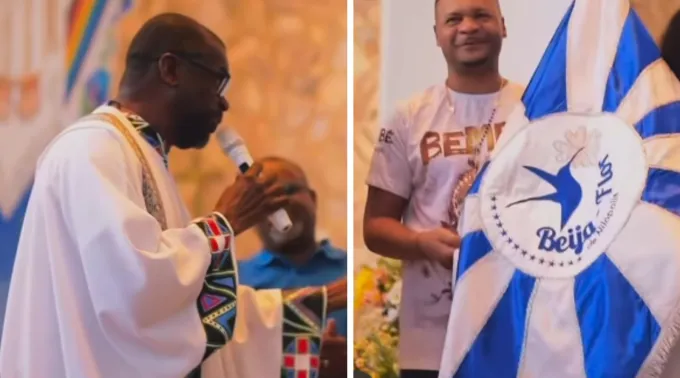 Frei Athaylton Jorge Monteiro Belo, OFM, canta samba-enredo da Beija-Flor em missa em Nilópolis (RJ). ?? 