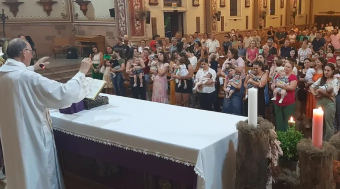 Missa com as crianças nascidas em 2022 no HBST