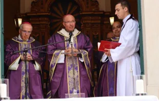 O núncio apostólico de Portugal, dom Ivo Scapolo, o patriarca de Lisboa, dom Rui Valério, e o reitor do santuário Cristo Redentor, padre Omar Raposo, na missa na embaixada do Brasil em Lisboa