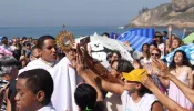 Cariocas celebram o venerável Guido Schäffer com missa e adoração na praia