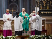 O papa Leão XIV celebra missa na basílica de São Pedro no Jubileu dos Pobres