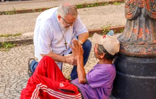 Para João Henrique, fundador da Comunidade Aliança de Misericórdia, com um irmão de rua.