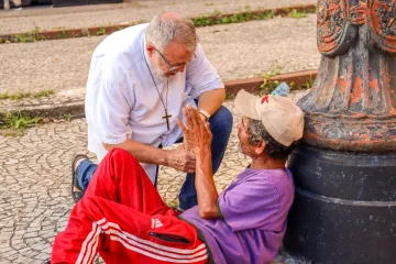 Para João Henrique, fundador da Comunidade Aliança de Misericórdia, com um irmão de rua.