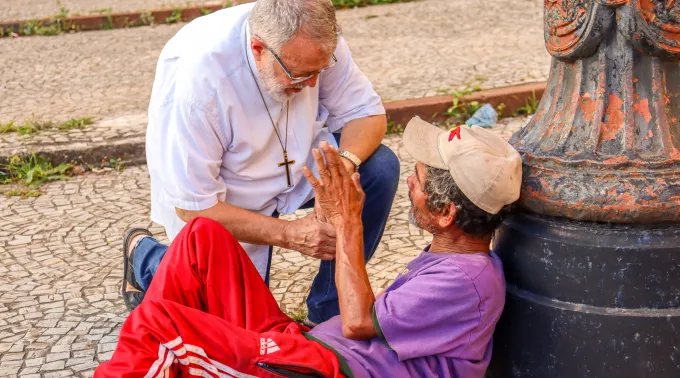 Para João Henrique, fundador da Comunidade Aliança de Misericórdia, com um irmão de rua. ?? 