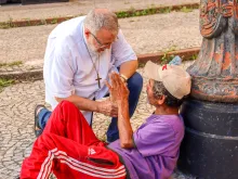 Para João Henrique, fundador da Comunidade Aliança de Misericórdia, com um irmão de rua.
