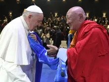 Khamba Nomun Khan, chefe do Mosteiro Gandan em Ulaanbaatar, acompanhou o Papa Francisco em sua entrada no evento de diálogo inter-religioso no Teatro Hun, na Mongólia, em setembro. 3, 2023.