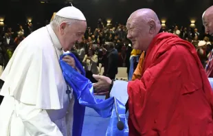 Khamba Nomun Khan, chefe do Mosteiro Gandan em Ulaanbaatar, acompanhou o Papa Francisco em sua entrada no evento de diálogo inter-religioso no Teatro Hun, na Mongólia, em setembro. 3, 2023.