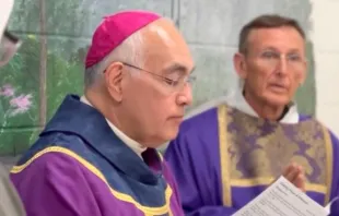 Dom Joe Vásquez (centro) da diocese de Austin celebra missa na prisão da Unidade Mountain View em Gatesville, Texas, que abriga as presidiárias do estado no corredor da morte, em 1º de dezembro de 2023.