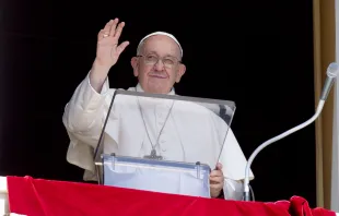 Papa Francisco acena aos peregrinos reunidos na Praça de São Pedro no ângelus de hoje (10). | Crédito: Vatican Media