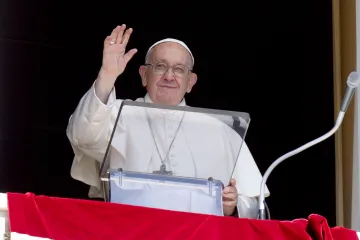 Papa Francisco acena aos peregrinos reunidos na Praça de São Pedro no ângelus de hoje (10). | Crédito: Vatican Media
