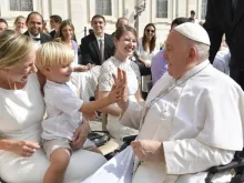Papa Francisco saúda os fiéis após a Audiência Geral de 13 de setembro de 2023