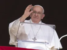 O papa Francisco acena a peregrinos na praça de São Pedro, no Vaticano, durante seu discurso do ângelus em 15 de outubro de 2023.