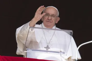 O papa Francisco acena a peregrinos na praça de São Pedro, no Vaticano, durante seu discurso do ângelus em 15 de outubro de 2023.