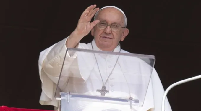 O papa Francisco acena a peregrinos na praça de São Pedro, no Vaticano, durante seu discurso do ângelus em 15 de outubro de 2023. ?? 