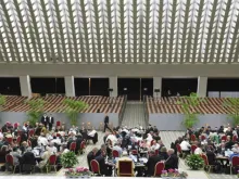 Delegados reúnem-se em mesas redondas durante o Sínodo da Sinodalidade em 10 de outubro de 2023.
