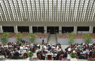 Delegados reúnem-se em mesas redondas durante o Sínodo da Sinodalidade em 10 de outubro de 2023.