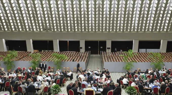 Delegados reúnem-se em mesas redondas durante o Sínodo da Sinodalidade em 10 de outubro de 2023. ?? 