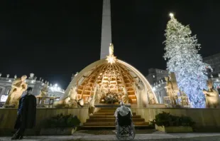 Papa Francisco contempla o presépio da praça de São Pedro após a oração das vésperas na noite do ano novo, 31 de dezembro de 2022.