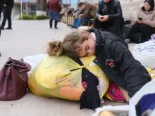 Menina dorme em rua na cidade de Stepanakert em 25 de setembro de 2023. Refugiados étnicos armênios começaram a deixar Nagorno-Karabakh no domingo (24) após o Azerbaijão lançar ofensiva para tomar o controle do território.