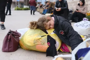 Menina dorme em rua
