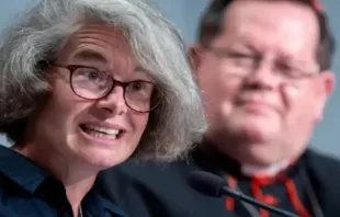 Irmã Nathalie Becquart durante uma entrevista em Roma