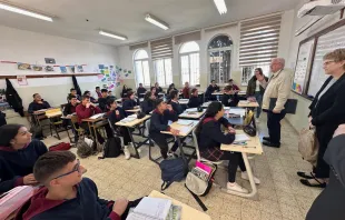 Sala de aula recém-reformada na Terra Santa. Menos de 10% das salas de aula administradas pelo Patriarcado Latino de Jerusalém receberam esses tipos de atualizações, segundo a Ordem Equestre do Santo Sepulcro de Jerusalém.