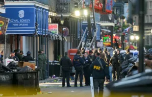 Investigadores do FBI chegam ao local onde uma caminhonete colidiu com um elevador de trabalho depois de supostamente ter atropelado uma multidão de foliões no Ano Novo no French Quarter de Nova Orleans, em 1º de janeiro de 2025.