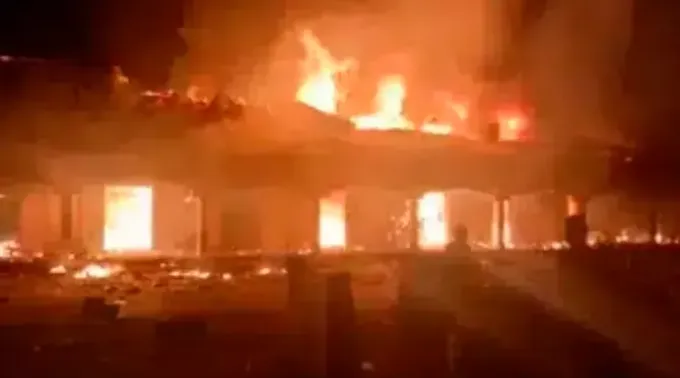 Uma captura de tela do vídeo cedido com a ACI África que mostra a casa paroquial de São Rafael Fadan Kamantan totalmente em chamas ?? 