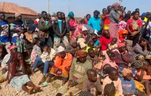 Padres atendendo as pessoas nos campos de desabrigados da diocese de Pankshin depois do massacre de Natal de 2023 em Bokkos, estado de Plateau, Nigéria.
