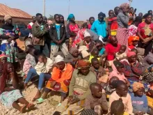 Padres atendendo as pessoas nos campos de desabrigados da diocese de Pankshin depois do massacre de Natal de 2023 em Bokkos, estado de Plateau, Nigéria.