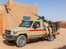 Guarda militar do governo no Norte da África. Veículos com soldados armados deixam a fronteira entre a Líbia e o Níger. Setembro de 2013.