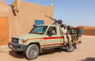 Guarda militar do governo no Norte da África. Veículos com soldados armados deixam a fronteira entre a Líbia e o Níger. Setembro de 2013.