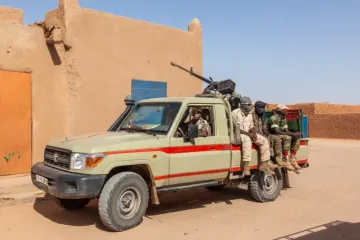 Guarda militar do governo no Norte da África. Veículos com soldados armados deixam a fronteira entre a Líbia e o Níger. Setembro de 2013.