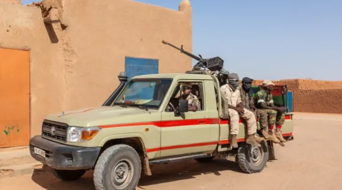 Guarda militar do governo no Norte da África. Veículos com soldados armados deixam a fronteira entre a Líbia e o Níger. Setembro de 2013. ?? 