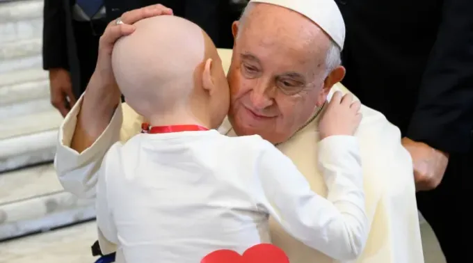 Papa Francisco abraça uma criança na Sala Paulo VI do Vaticano. ?? 