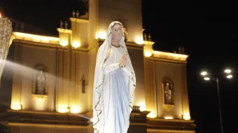 Nossa Senhora de Lourdes e, ao fundo, a catedral de Apucarana