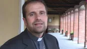 Ex-bispo espanhol se casa pela Igreja com dispensa do papa Francisco