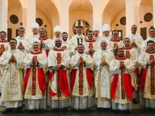 O arcebispo de Fortaleza, dom Gregório Paixão, OSB, com os 16 novos padres.