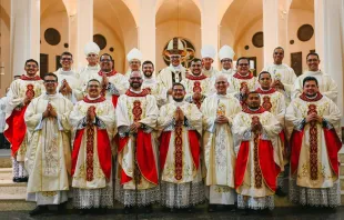 O arcebispo de Fortaleza, dom Gregório Paixão, OSB, com os 16 novos padres.